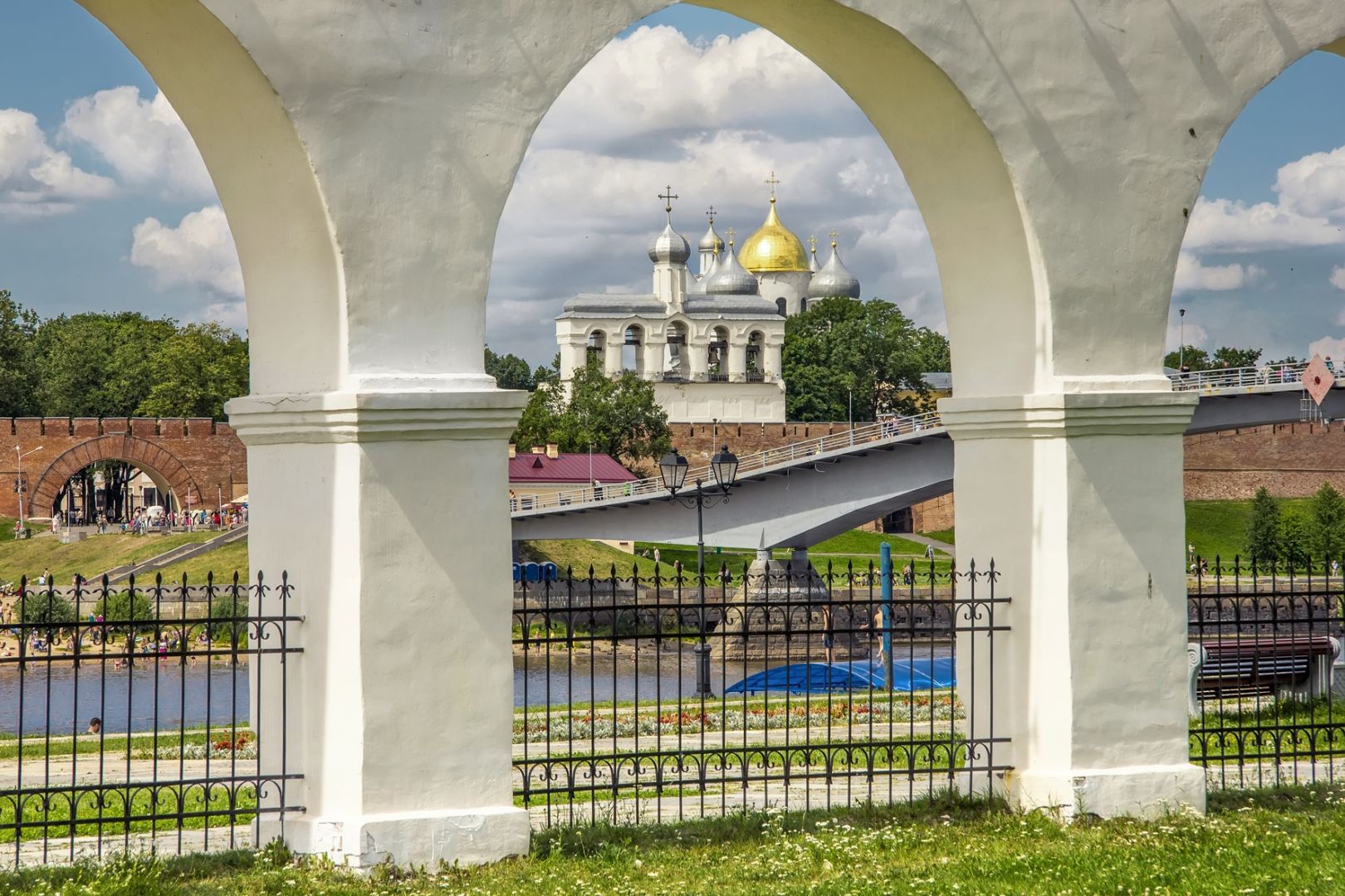 Фото великого новгорода. Великий Новгород Кремль летом. Великий Новгород арки. Арка Ярослава Дворище. Великий Новгород лето.